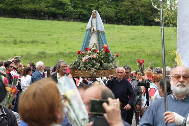 Multitud de romeros devotos de la tradición de la fiesta de La Rosa asistieron a la procesión de la Virgen de Montesclaros. 