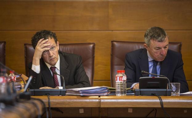 Francisco Javier González y Julián Pérez Gil, durante su comparecencia en la comisión de Sanidad el pasado miércoles.