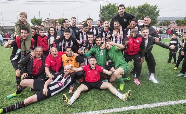 La plantilla del Escobedo celebra en el campo el pase a la siguiente eliminatoria de la fase de ascenso.