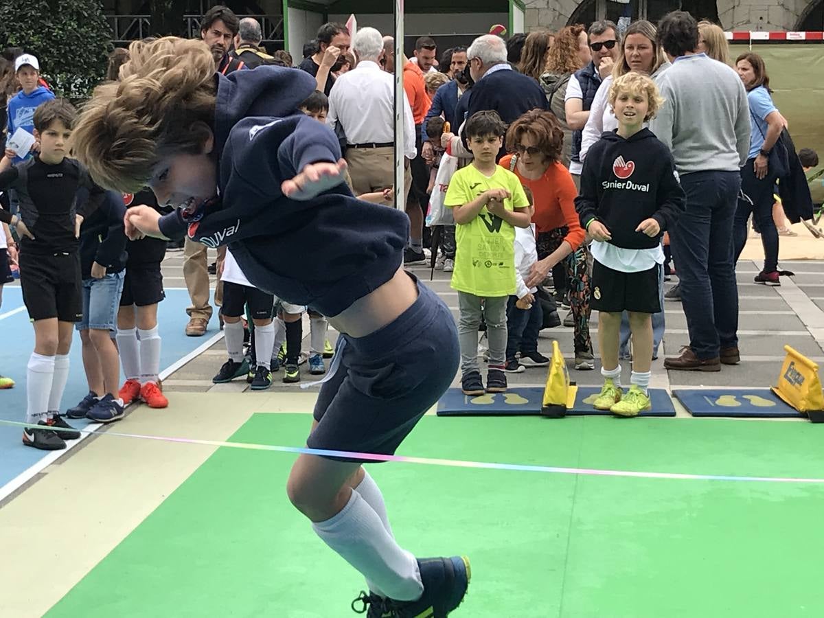 Cientos de personas han participado este fin de semana de la iniciativa Tour Mujer, Salud y Deporte en la que 15 federaciones deportivas, apoyadas por algunas de sus mejores deportistas, en qué consisten y cómo se entrenan sus deportes. 