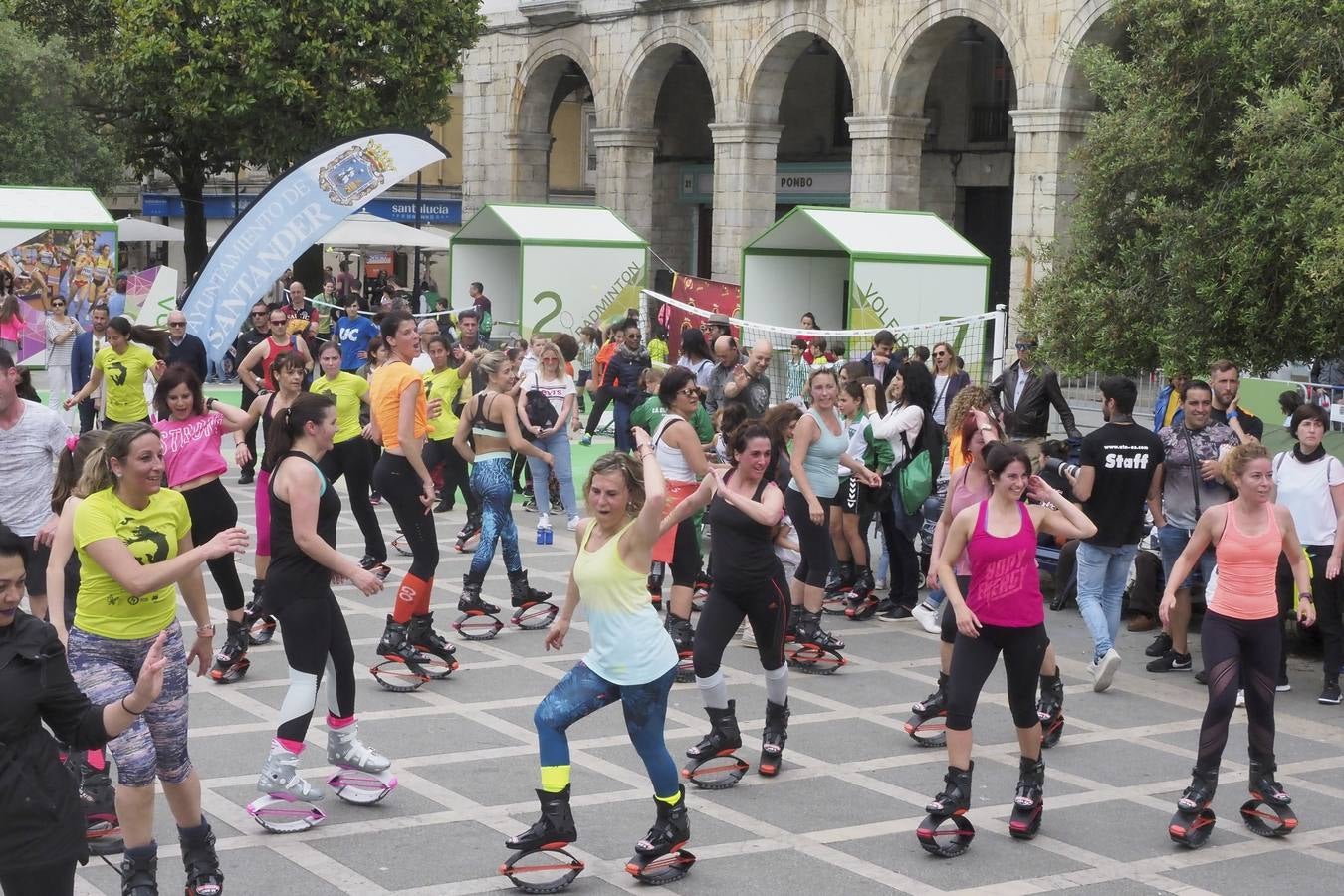 Cientos de personas han participado este fin de semana de la iniciativa Tour Mujer, Salud y Deporte en la que 15 federaciones deportivas, apoyadas por algunas de sus mejores deportistas, en qué consisten y cómo se entrenan sus deportes. 