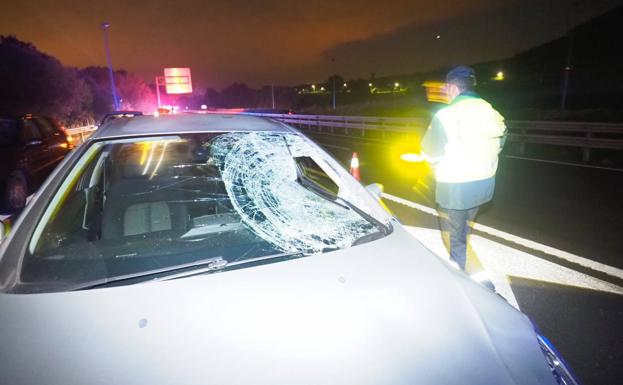 Un agente de la Guardia Civil, junto al vehículo que atropelló a la víctima.