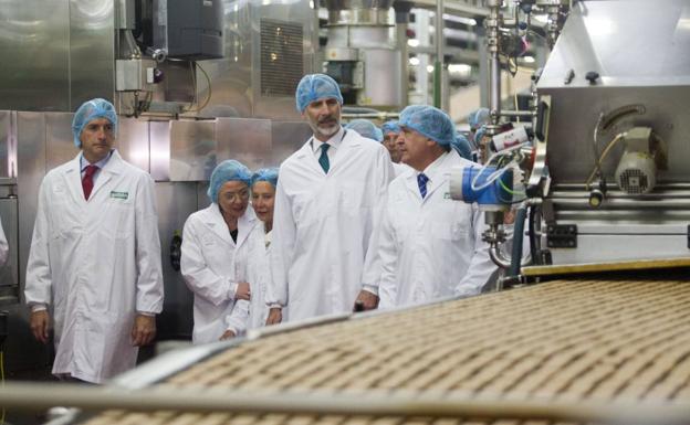 Imagen. Felipe VI de ha desplazado de Reinosa a Aguilar de Campoo (Palencia) para visitar la fábrica de Galletas Gullón.