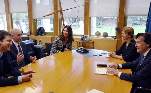 Luis Rubiales (2i), presidente de la RFEF, durante la reunión mantenida hoy en la sede del CSD con José Ramón Lete (d), presidente del organismo.