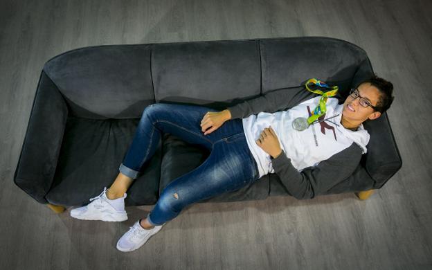 La jugadora de baloncesto Laura Nicholls posa con la medalla de plata que consiguió en los Juegos Olímpicos de Río de Janeiro.