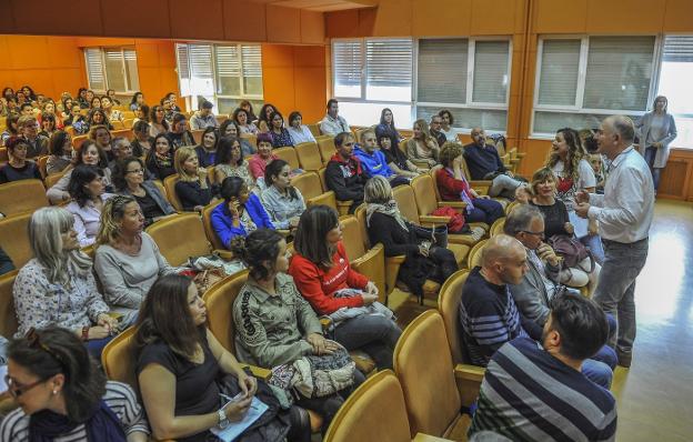 Conchi Sánchez (CC OO) y Jesús Aguayo (STEC), de pie, se dirigen a los profesores durante la asamblea celebrada ayer.