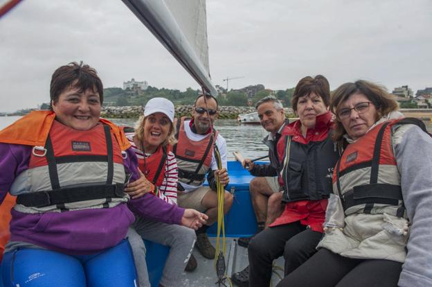 Pacientes de esclerosis múltiple salieron ayer a navegar con la Federación Cántabra de Vela, en el Día Mundial de la enfermedad. 