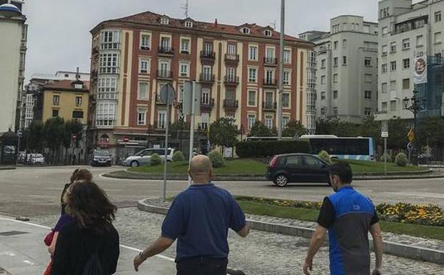 Dos paseantes, frente al mástil vacío de Puertochico. :