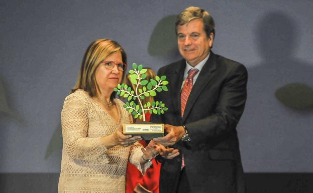 Mª Ángeles Pérez recoge el galardón de manos de Carlos Hazas. 