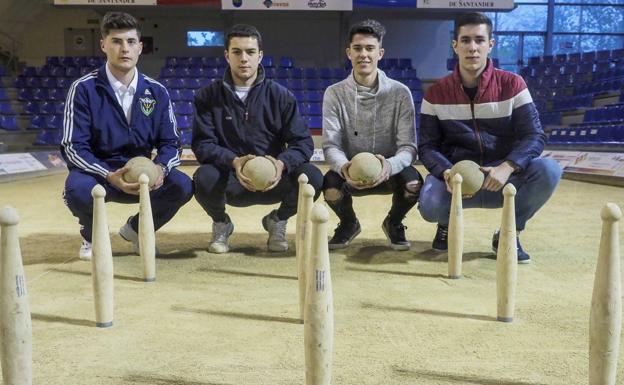 Mario Borbolla, Javier Cacicedo, Luis Vallines y José Manuel González posan en la bolera Mateo Grijuela de Santander. Los presidentes de peñas y federativos consultados por El Diario les consideran las cuatro más firmes promesas por debajo de los veinte años.