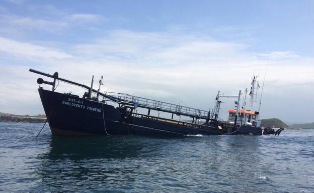 La draga Barlovento Primero con parte del casco bajo el agua.