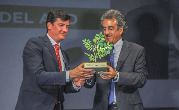 David González recibe el premio de manos de Francisco Martín..