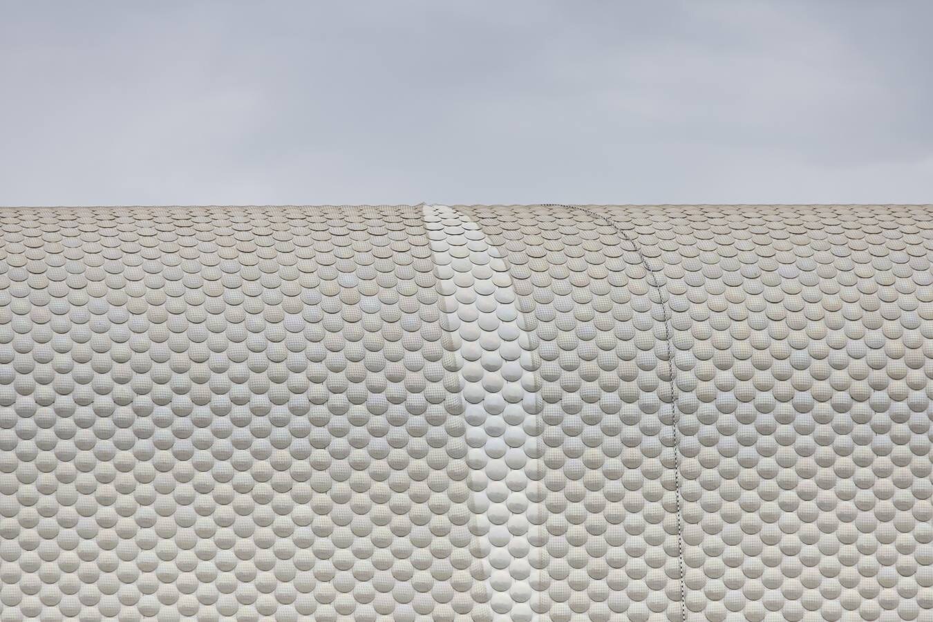 Fotos: Trabajos de instalación de una red para cubrir la fachada del Centro Botín por los problemas detectados en las piezas de cerámica que cubren la estructura