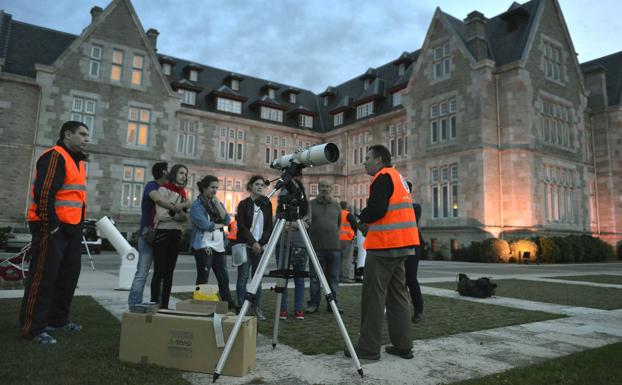 Observación astronómica, en una edición anterior de La Noche es Joven.