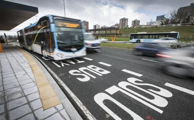 El TUS reforzará el servicio a las playas desde Cazoña con autobuses articulados