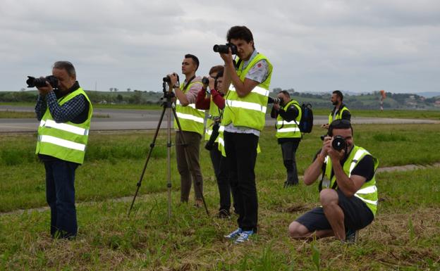 Varios de los participantes en la tercera edición de esta jornada de fotografía en el aeropuerto cántabro.