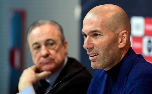 Zinedine Zidane, junto a Florentino Pérez en la rueda de prensa en la que ha anunciado su decisión.