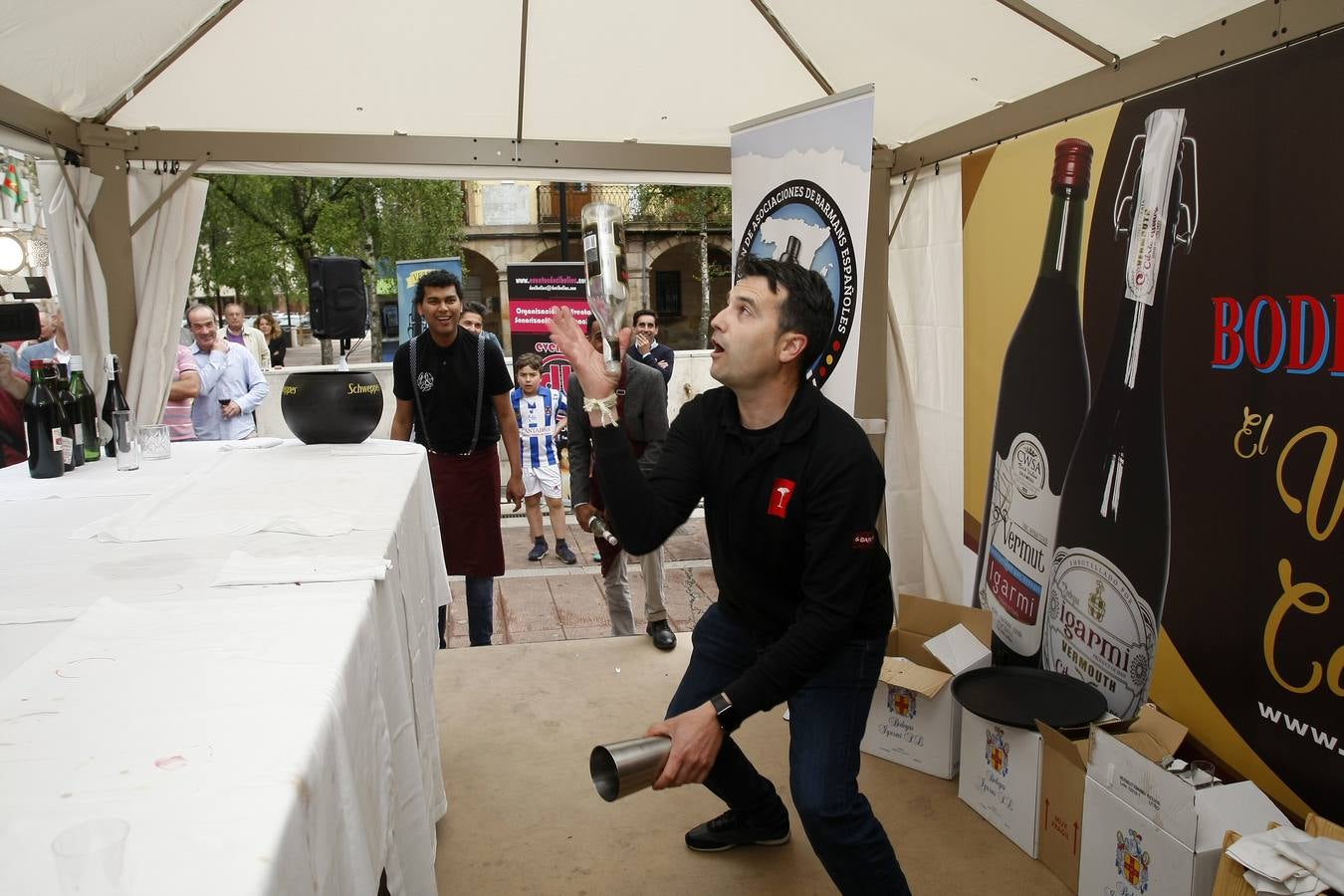 El joven del 'Clandestino Coctelería' gana el III Concurso Nacional de Coctelería con Vermut, celebrado en Torrelavega y organizado por Bodegas Igarmi