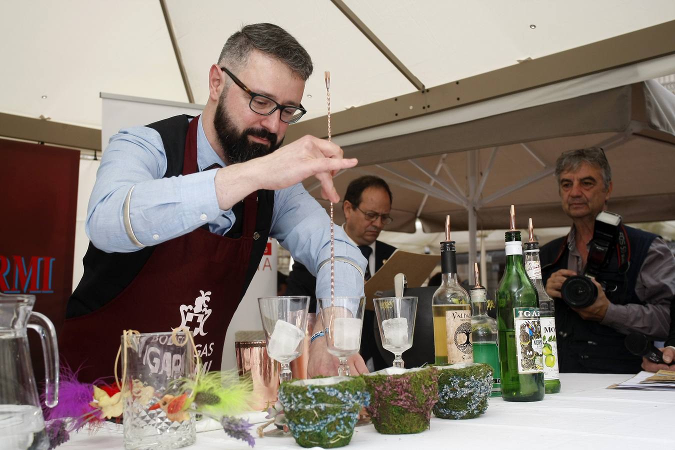 El joven del 'Clandestino Coctelería' gana el III Concurso Nacional de Coctelería con Vermut, celebrado en Torrelavega y organizado por Bodegas Igarmi