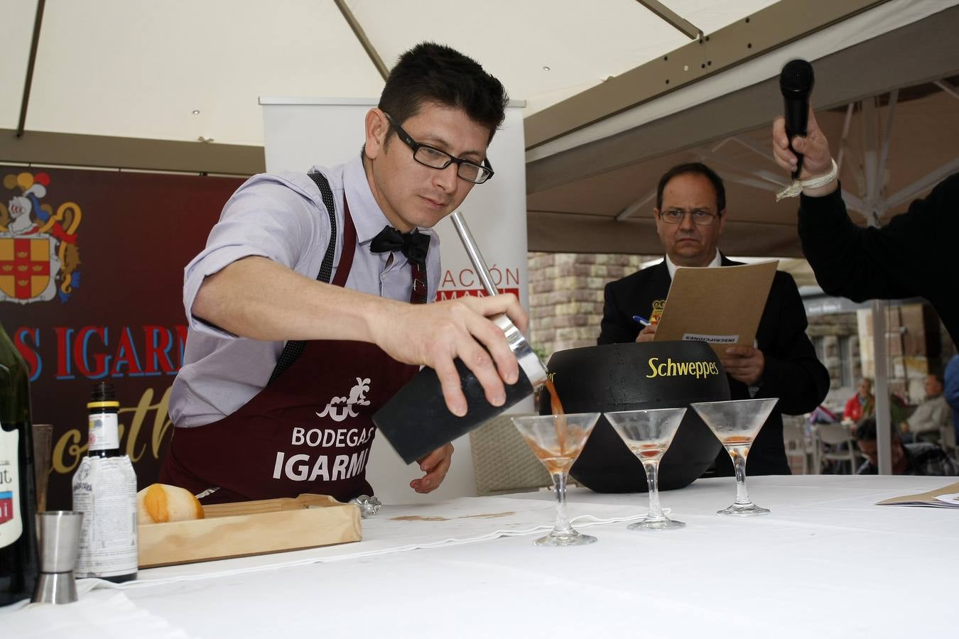 El joven del 'Clandestino Coctelería' gana el III Concurso Nacional de Coctelería con Vermut, celebrado en Torrelavega y organizado por Bodegas Igarmi