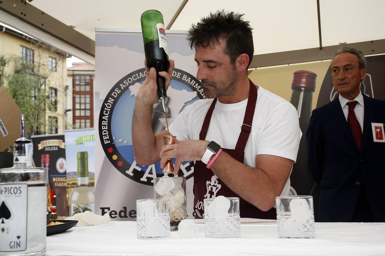 El joven del 'Clandestino Coctelería' gana el III Concurso Nacional de Coctelería con Vermut, celebrado en Torrelavega y organizado por Bodegas Igarmi