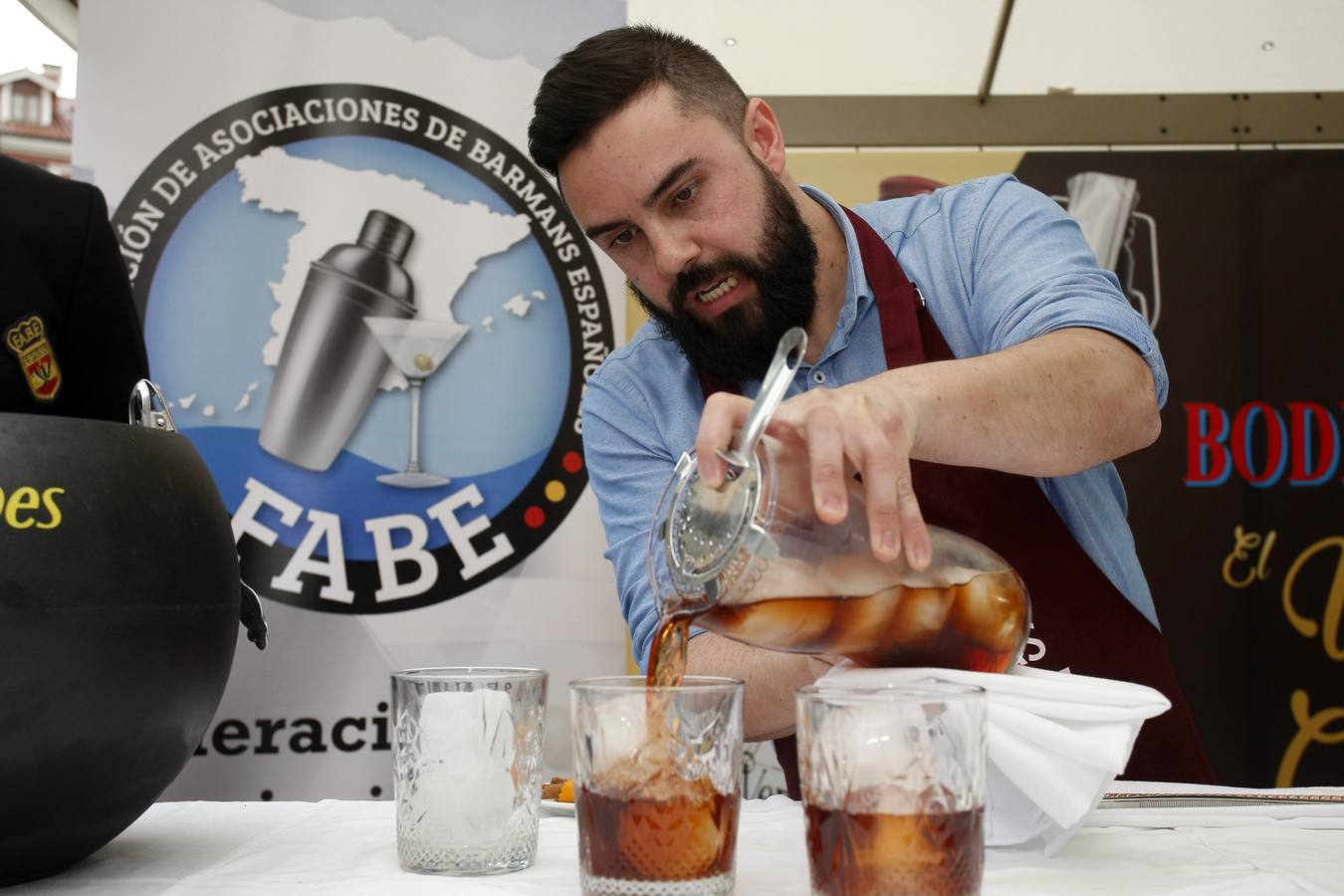 El joven del 'Clandestino Coctelería' gana el III Concurso Nacional de Coctelería con Vermut, celebrado en Torrelavega y organizado por Bodegas Igarmi