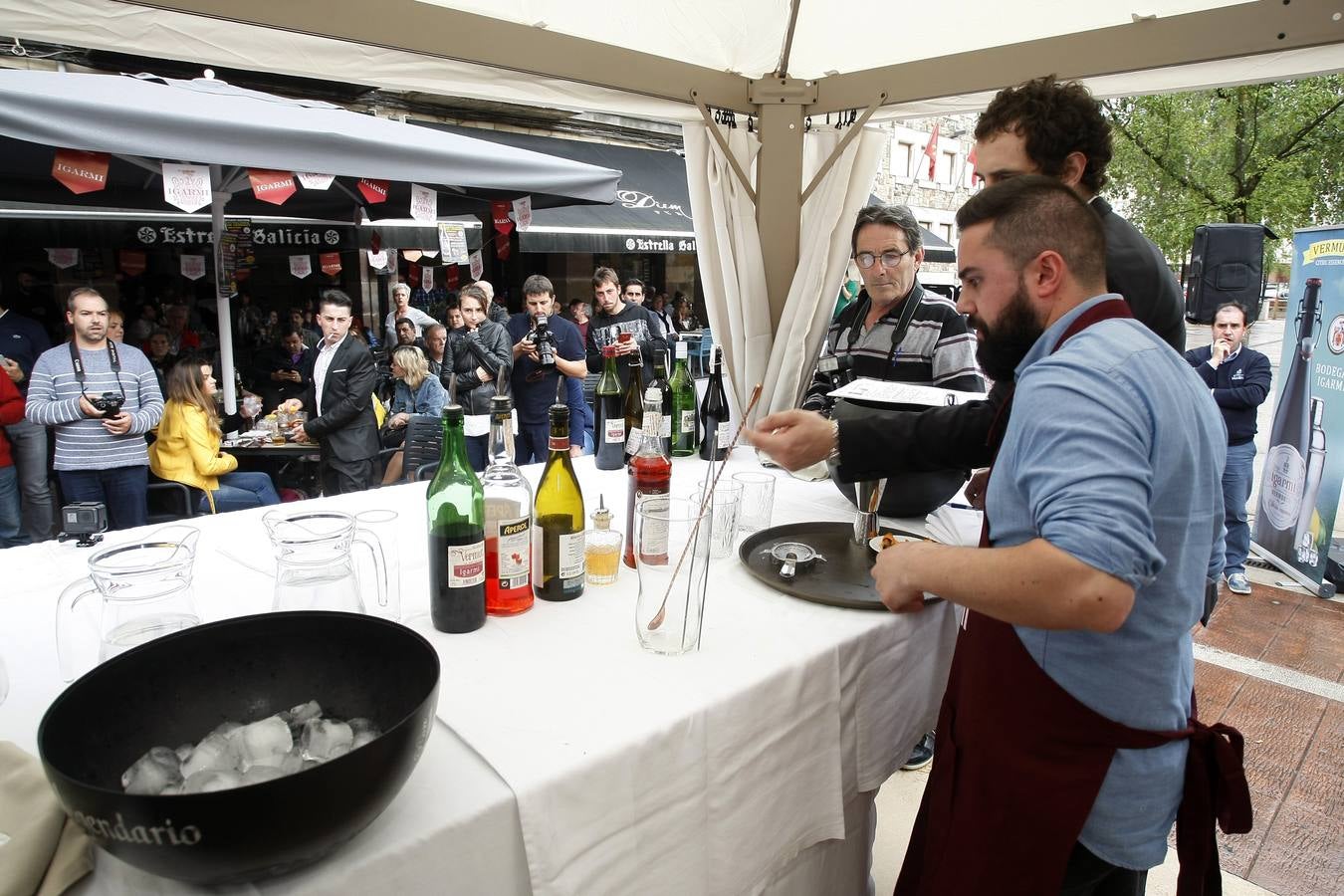 El joven del 'Clandestino Coctelería' gana el III Concurso Nacional de Coctelería con Vermut, celebrado en Torrelavega y organizado por Bodegas Igarmi