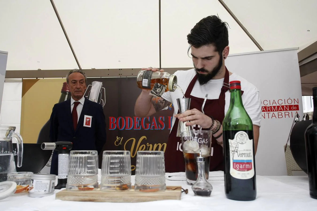 El joven del 'Clandestino Coctelería' gana el III Concurso Nacional de Coctelería con Vermut, celebrado en Torrelavega y organizado por Bodegas Igarmi