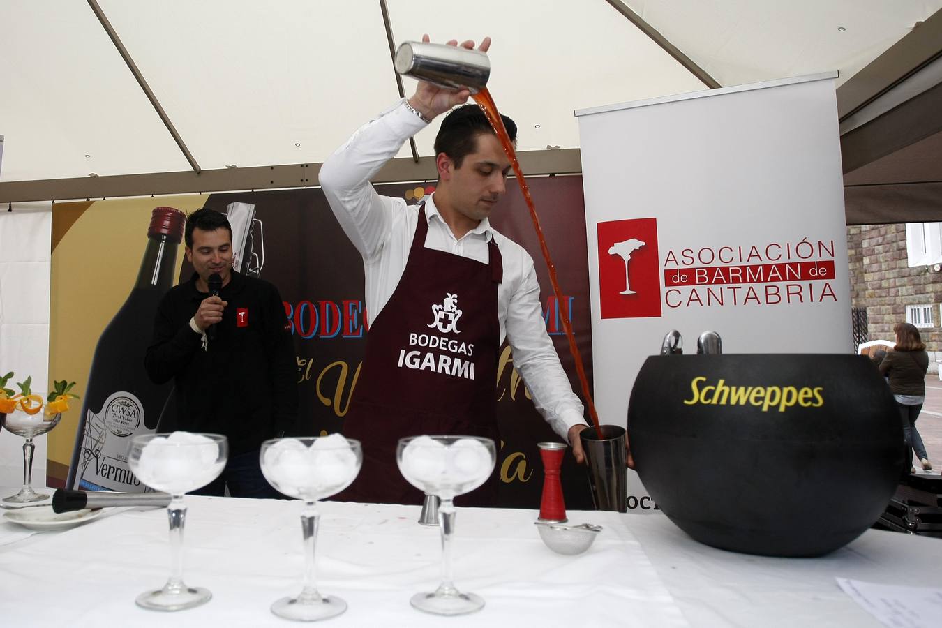 El joven del 'Clandestino Coctelería' gana el III Concurso Nacional de Coctelería con Vermut, celebrado en Torrelavega y organizado por Bodegas Igarmi