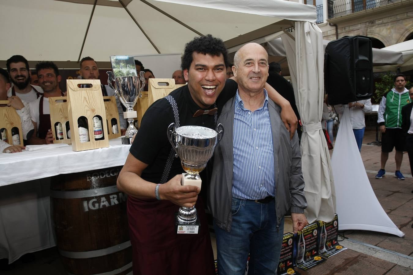 El joven del 'Clandestino Coctelería' gana el III Concurso Nacional de Coctelería con Vermut, celebrado en Torrelavega y organizado por Bodegas Igarmi