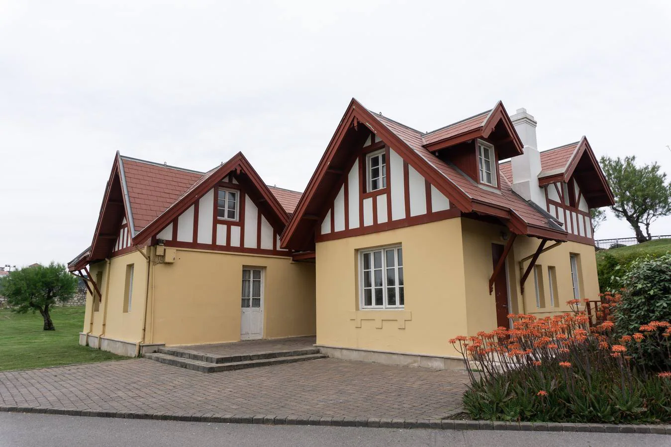 Casa de Guardeses, construida en 1913 como vivienda para el personal encargado del cuidado del recinto.