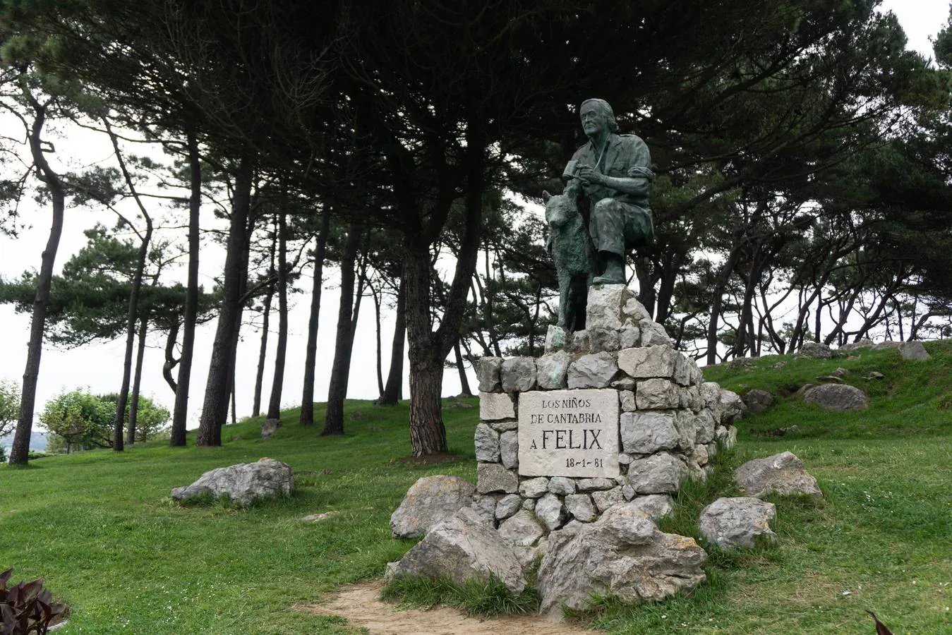 Monumento al naturalista Félix Rodríguez de la Fuente realizado en bronce por Ramón Ruiz Lloreda, 1981.