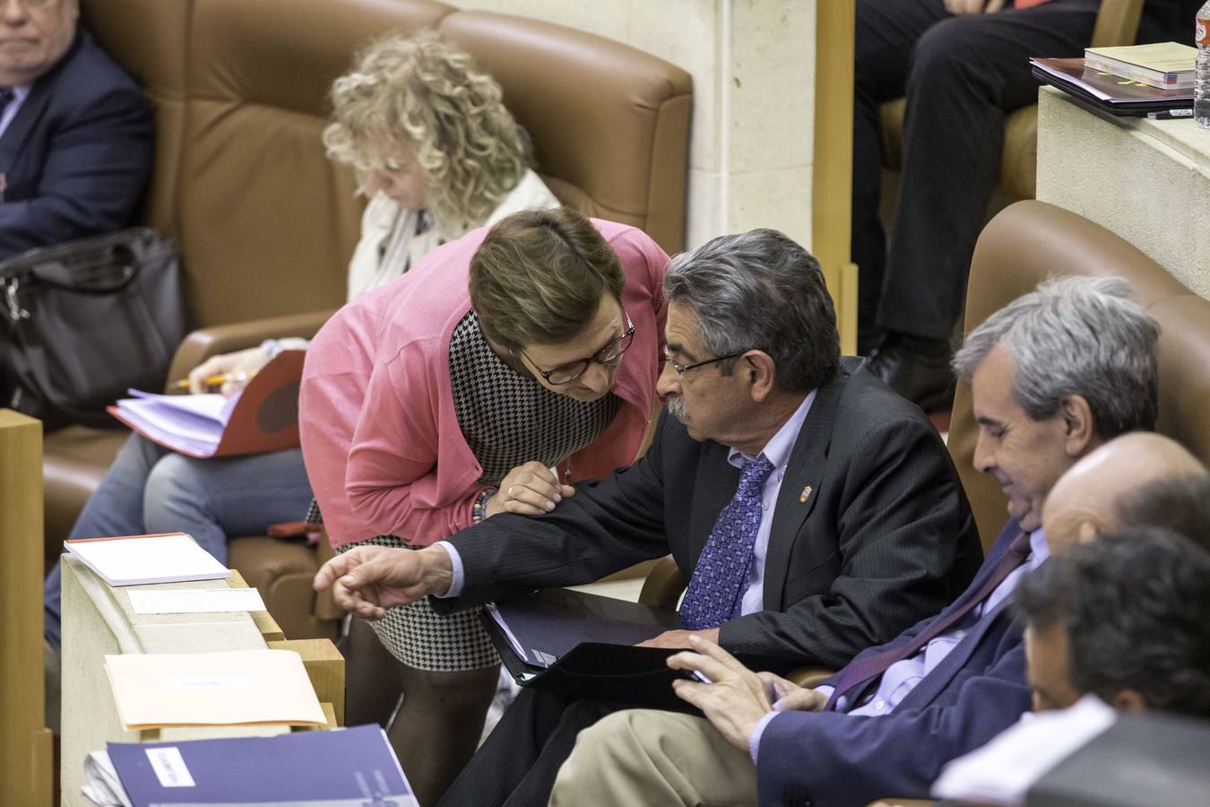 La consejera de Sanidad, María Luisa Real, conversa con el presidente Miguel Ángel Revilla, en una sesión del Pleno del Parlamento. 