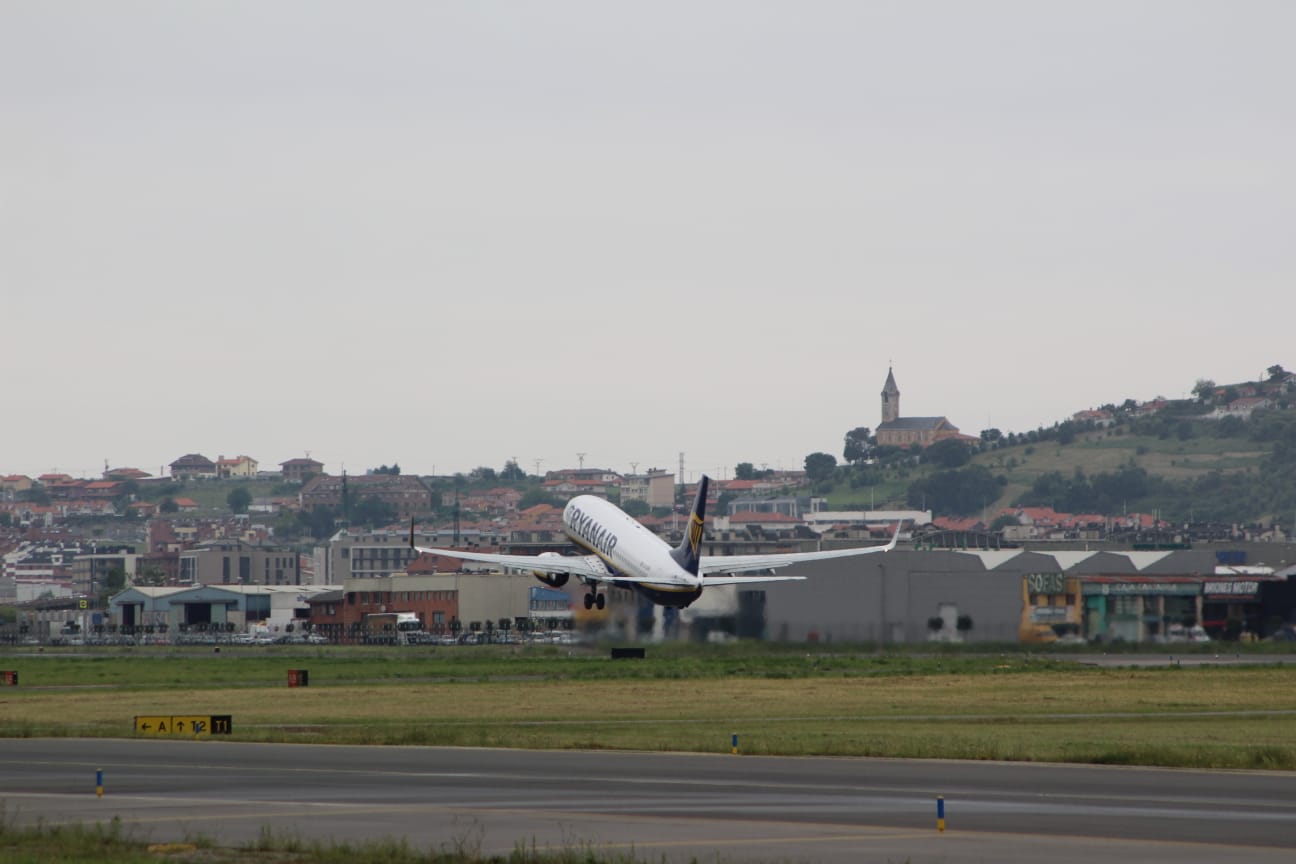 Una veintena de aficionados a fotografiar aviones han disfrutado este 31 de mayo de de la tercera edición de esta jornada