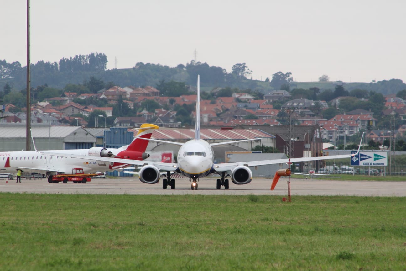 Una veintena de aficionados a fotografiar aviones han disfrutado este 31 de mayo de de la tercera edición de esta jornada