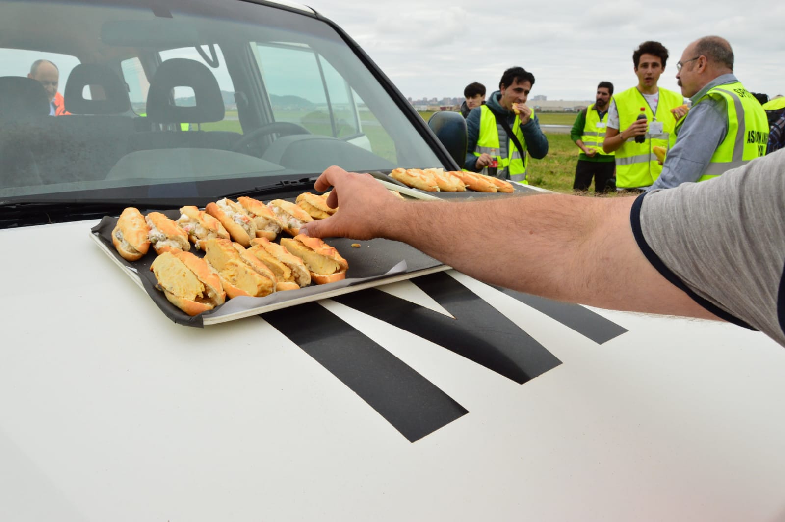 Una veintena de aficionados a fotografiar aviones han disfrutado este 31 de mayo de de la tercera edición de esta jornada