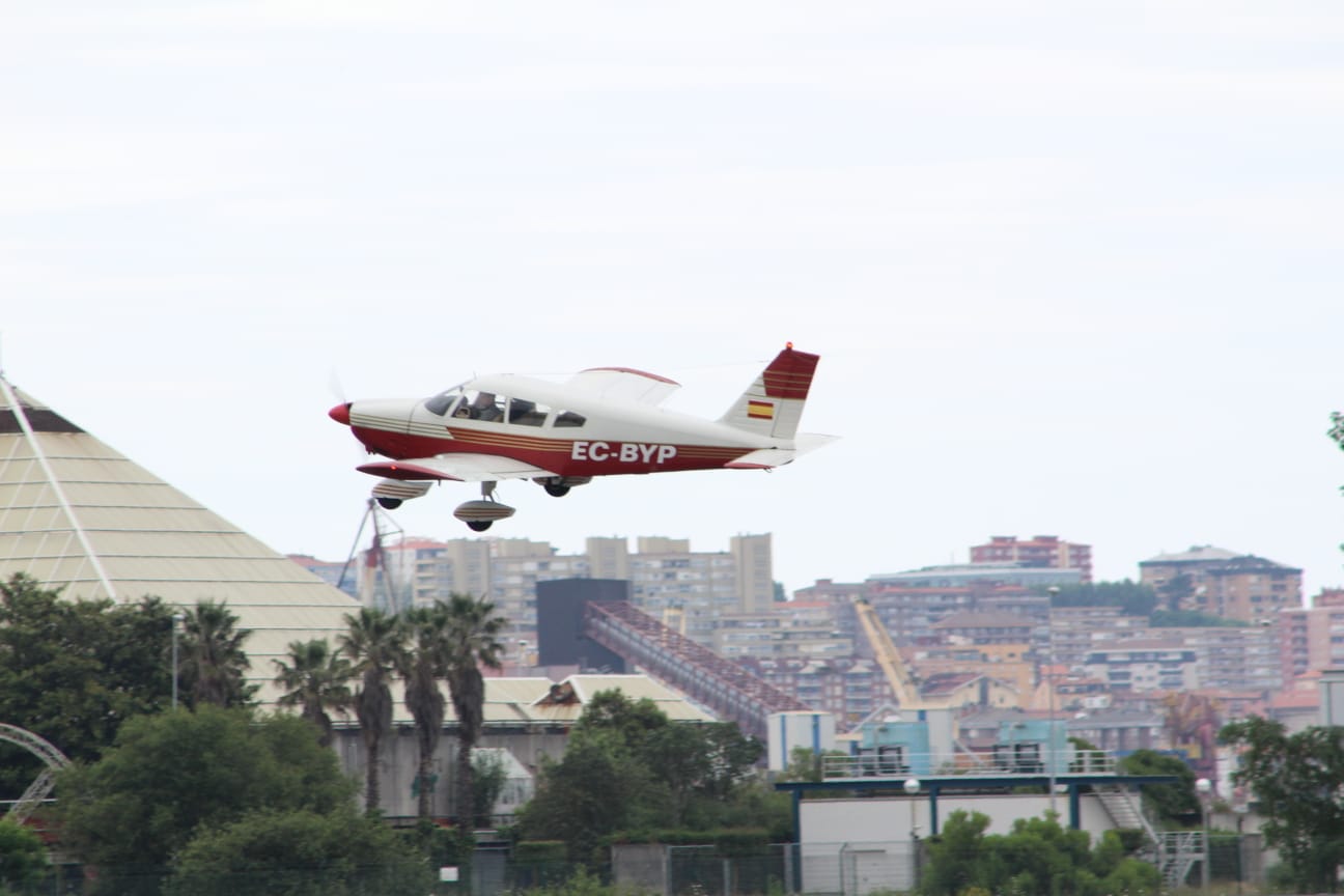 Una veintena de aficionados a fotografiar aviones han disfrutado este 31 de mayo de de la tercera edición de esta jornada