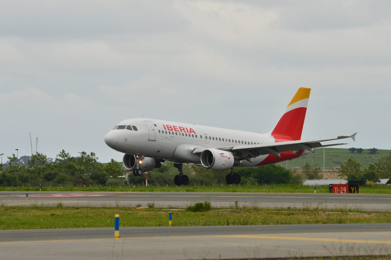 Una veintena de aficionados a fotografiar aviones han disfrutado este 31 de mayo de de la tercera edición de esta jornada