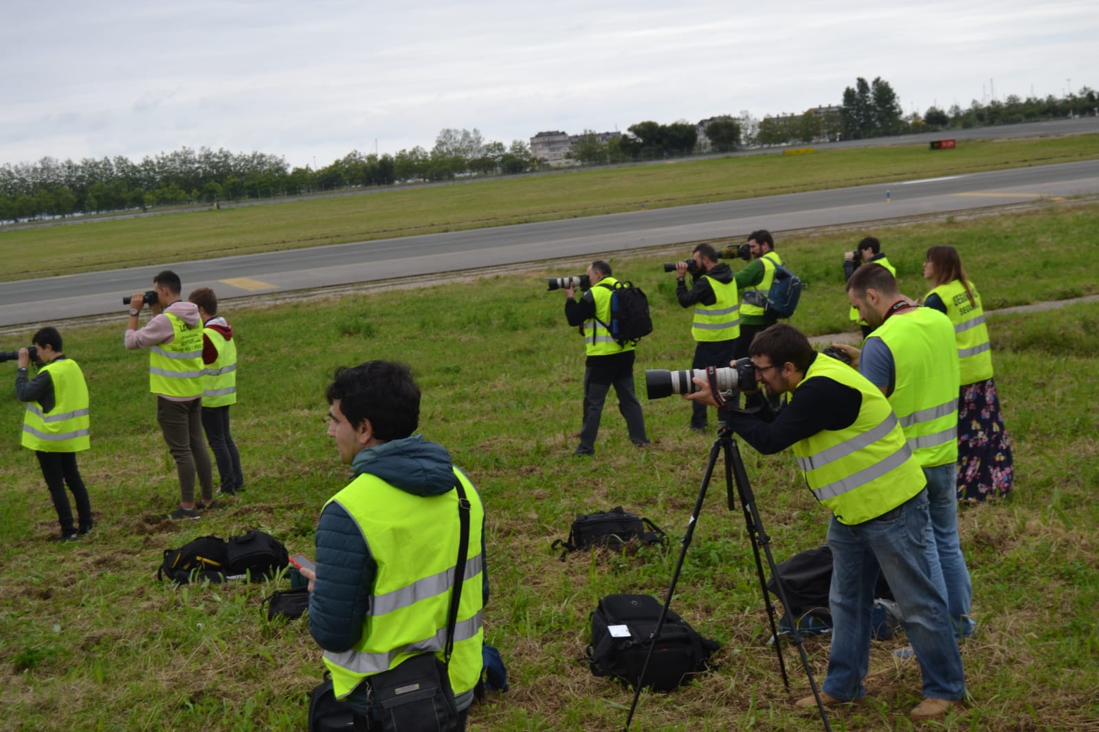 Una veintena de aficionados a fotografiar aviones han disfrutado este 31 de mayo de de la tercera edición de esta jornada