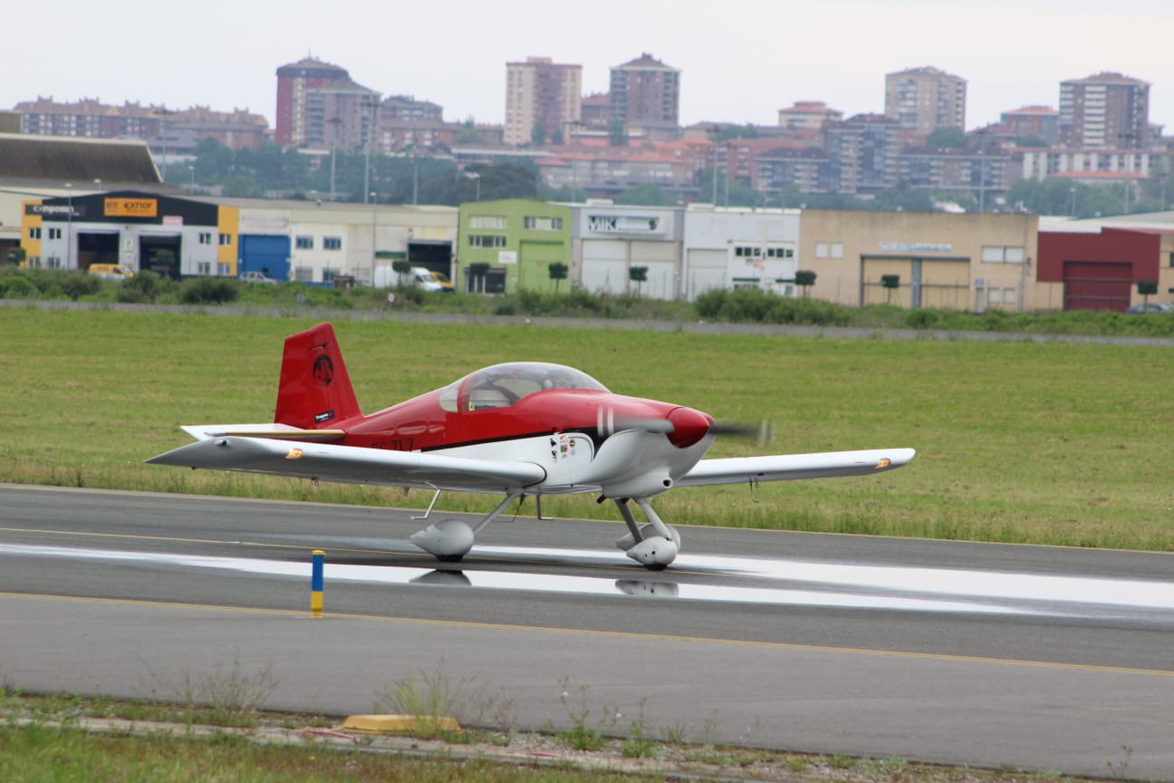 Una veintena de aficionados a fotografiar aviones han disfrutado este 31 de mayo de de la tercera edición de esta jornada