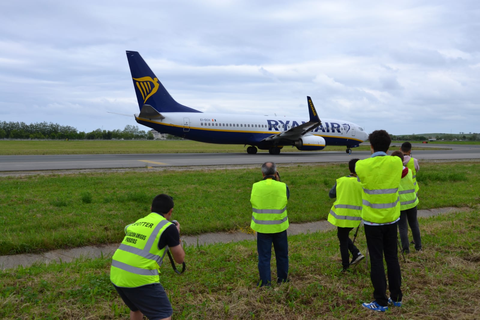 Una veintena de aficionados a fotografiar aviones han disfrutado este 31 de mayo de de la tercera edición de esta jornada