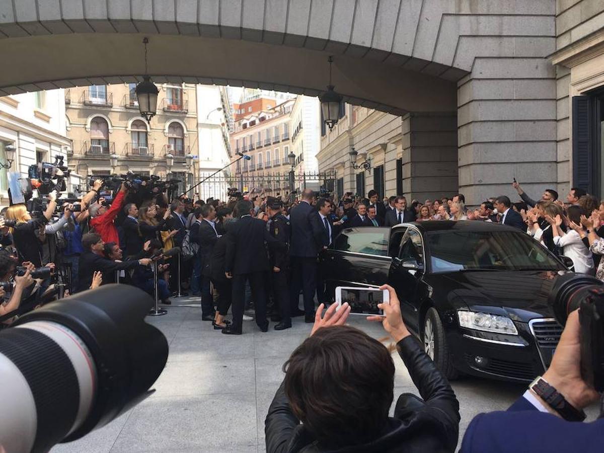 El PNV facilita el éxito de la moción y Pedro Sánchez se hace con la Presidencia del Gobierno.