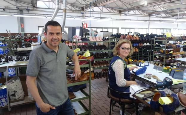 Imagen principal - Arriba, André Fernández, rodeado de los zapatos que confeccionan de forma artesanal en su empresa familiar. Abajo: Ricardo Figueredo, en su fábrica de sombreros de Sao Joao de Madeira; y Sylvia Cardim de Melo, en el espacio de 'coworking' de Lisboa donde ha alumbrado su 'startup'..