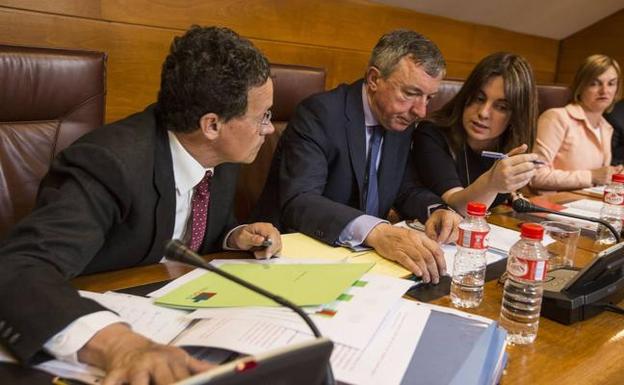 El ya exsubdirector de Gestión Económica, Javier González, y el exgerente, Julián Pérez Gil, en su comparecencia en la comisión. 