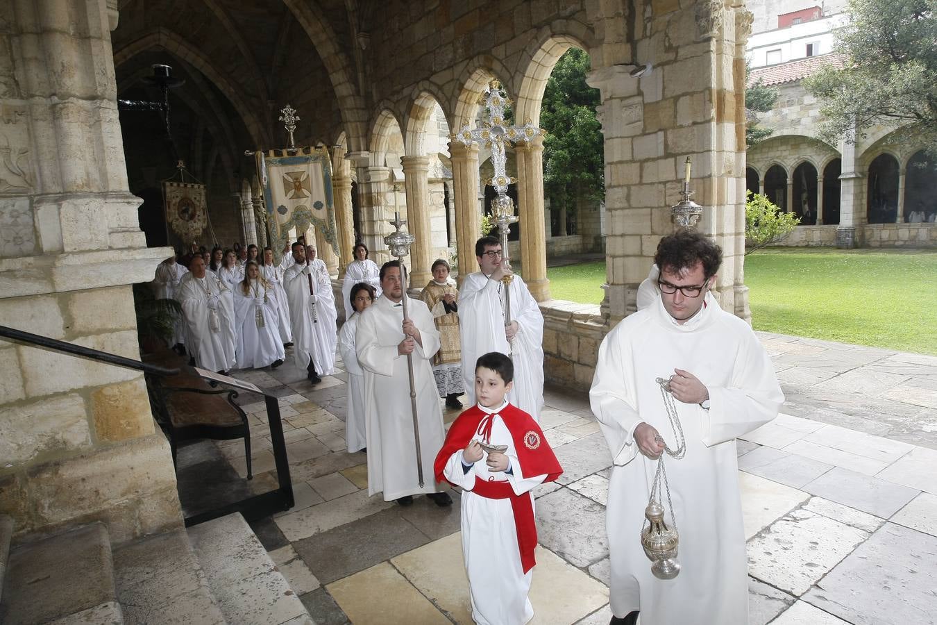 Fotos: El obispo de Santander preside la misa del Corpus