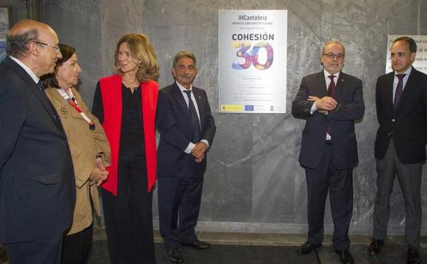 Gutiérrez Solana, Dolores Gorostiaga, Cristina Garmendia, Revilla, Ángel Pazos, Samuel Ruiz y Raúl Medina, tras el descubrimiento de la placa por el reconocimiento de la UE