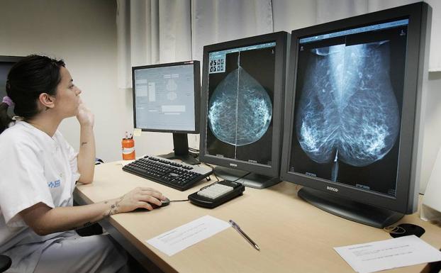 Una especialista mirando un mamógrafo digital.