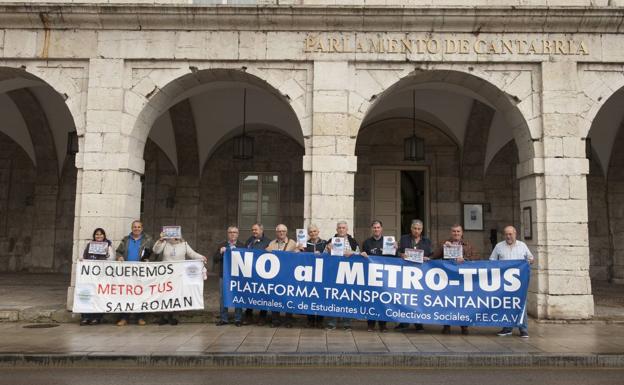 Miembros de la Plataforma Transporte Santander se han manifestado en el exterior del Parlamento y siguieron dentro la sesión.