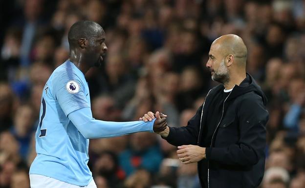 Yayá Toure y Pep Guardiola, durante un partido del Manchester City.