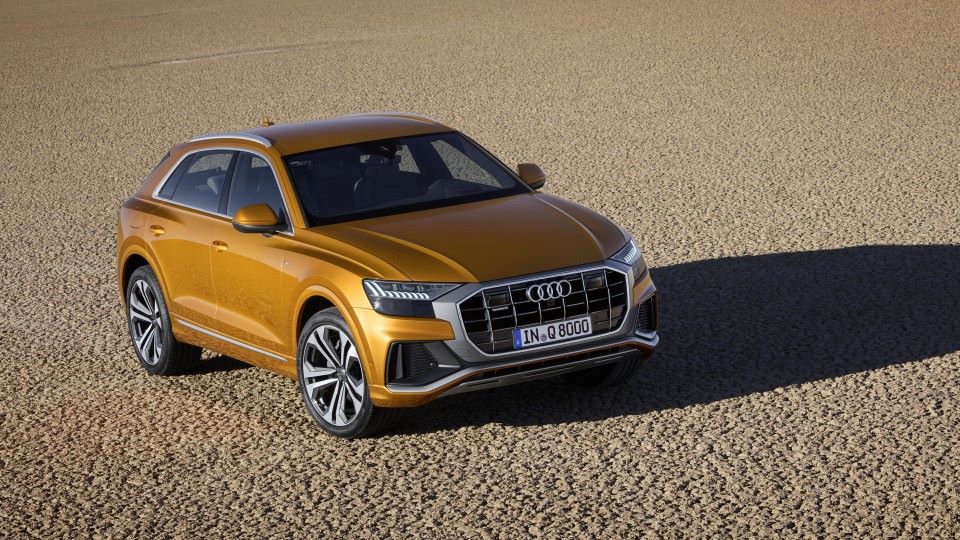 El tope de la familia Q de Audi llega con el Q8, un modelo que combina la línea de un cupé de lujo de cuatro puertas con la versatilidad propia de un SUV de gran tamaño. Una de las novedades de diseño es la ancha parrilla de diseño octogonal.